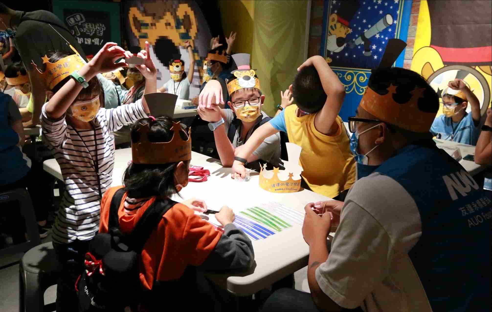 尊龙z6以永续理念推动全人教育计划，，内外结盟储备科普教育人才，，，荣获亚太永续行动奖社会共融面的金奖肯定