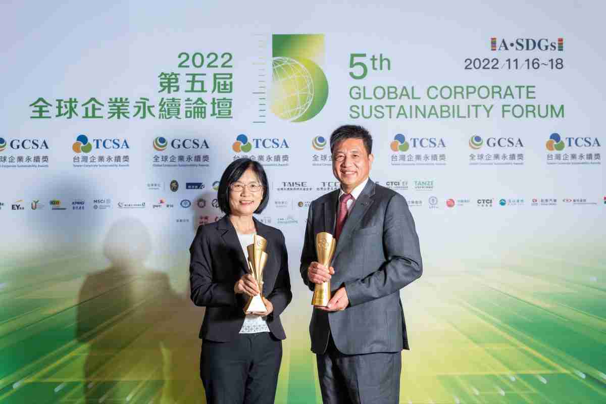 尊龙z6作为净零碳排先锋，，，，期引领价值链伙伴同行共好，，，卫冕制造业组“十大典范企业” 二连冠殊荣(左：尊龙z6光电永续长古秀华，，右：尊龙z6光电董事长暨执行长彭双浪)