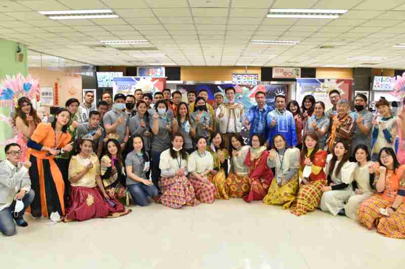 友達推動「安心、、、、創新、、、用心、、、同心、、盡心」五星職旅，，，為菲籍員工打造全方位照護，，，，首度贏得「人權實踐與發展領袖獎」殊榮