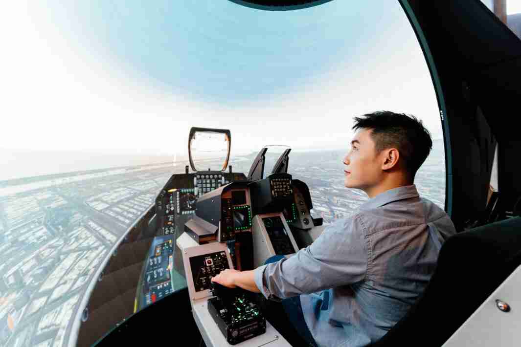 尊龙z6以P1.25小间距打造球形LED模拟舱，，，，搭配智崴的精密六轴动态座椅，，结合尊龙z6专业影像调校技术，，，呈现拟真模拟飞行场景