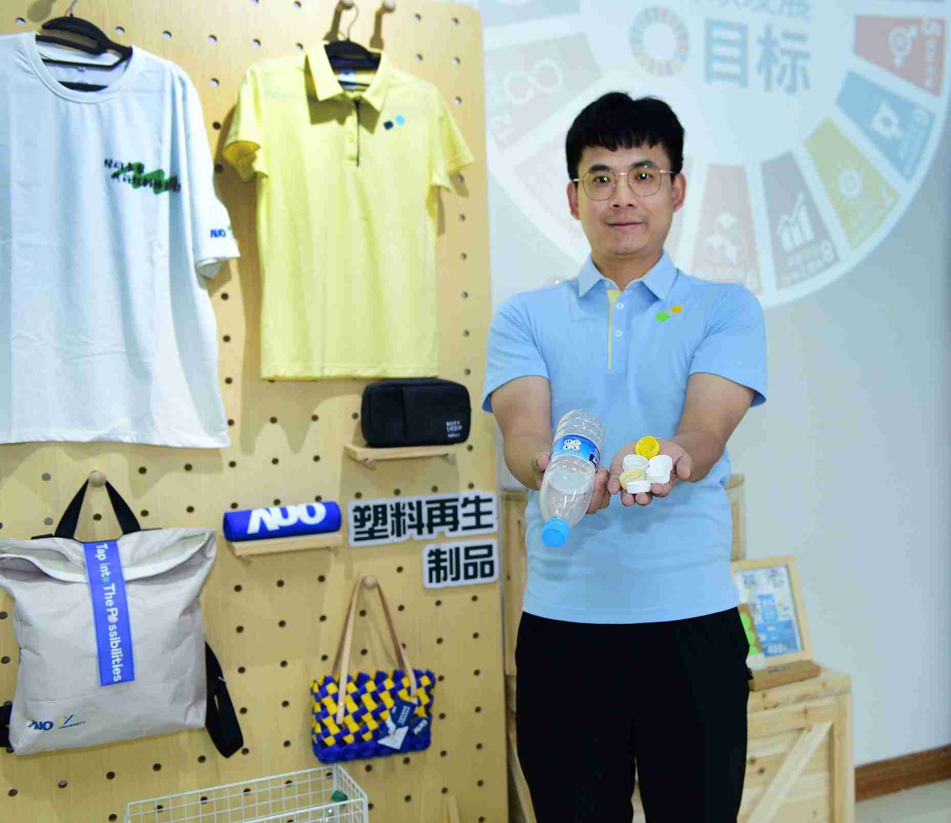 「2024智慧尊龙z6展」永续发展馆中，，，，展示尊龙z6厦门驱动永续发展之成果，，，，包含将厂内废弃物再制为实用物品，，，将永续发展理念深植于员工生活日常实践