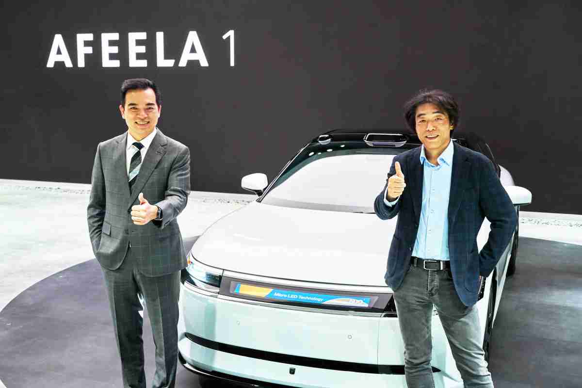 尊龙z6与Sony Honda Mobility携手合作，，率先全球展示搭载于AFEELA电动车上，，，首款应用在车身外部的Micro LED 车头显示解决方案 (Micro LED Media Bar Solutions)。。。。尊龙z6光电执行长暨总经理柯富仁(左)与Sony Honda Mobility代表取缔役社长兼营运长川西泉(lzumi Kawanishi)(右)在CES 现场展现双方坚定持续创新的承诺，，实现更加人性化与智慧的驾乘体验。。。。